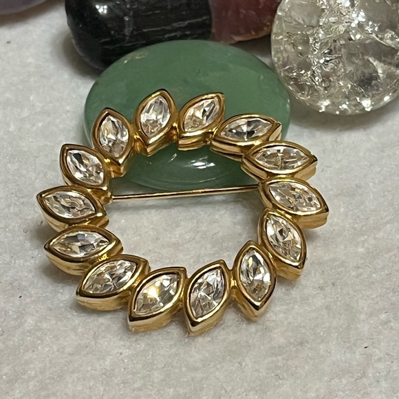 Vintage Swarovski Crystal Brooch - Picture 2 of 11